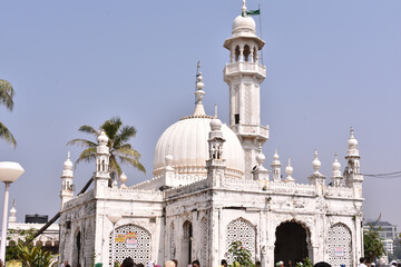 Fototapeta na wymiar A white Masjid situated in between Ocean