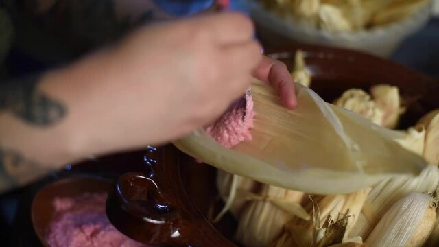 Tamales dulces  relleno fresa tradicional rustico hecho arteanal casero ma&iacute;z hoja de elote choclo cazuela mexicana latina 