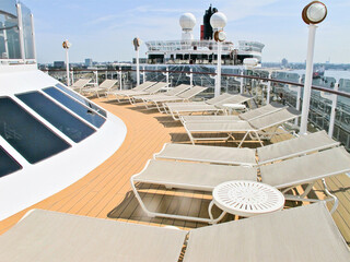 Elegante Balkon- oder Loungemöbel auf Pooldeck von Kreuzfahrtschiff - Deck chairs and sun loungers...