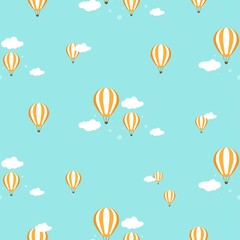 Heißluftballons fliegen in den blauen Himmel mit Wolken. Flache Cartoon-Vektor-Illustration.