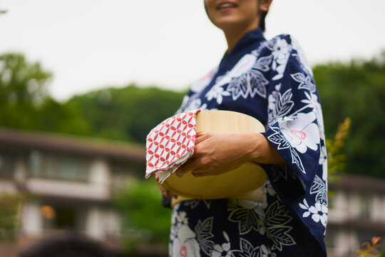 風呂桶を持つ浴衣姿の女性