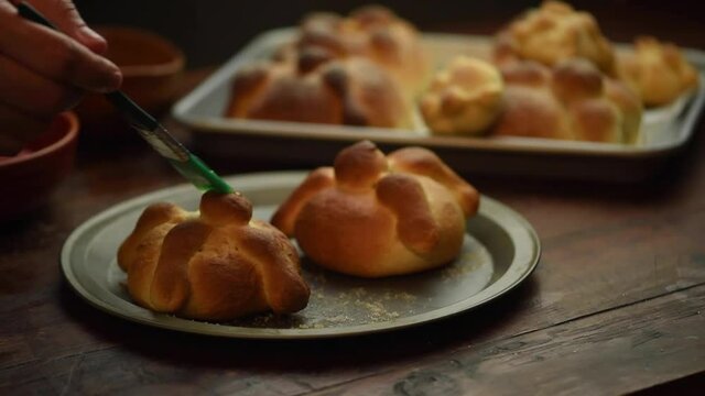 Pan de muerto untado de mantequilla mexicano latino