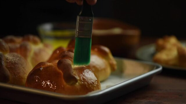 Pan de muerto untado de mantequilla mexicano latino