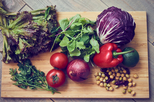 まな板の上のいろいろな野菜