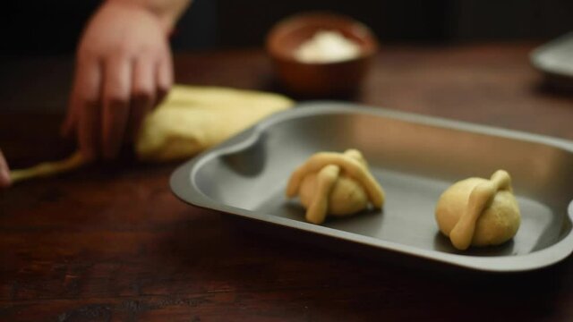 Pan de muerto untado de mantequilla mexicano latino  charola de horno maza de trigo receta tradicional                                    