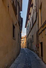 Einsame Straße in der Altstadt von Pistoia in der Toskana in Italien 