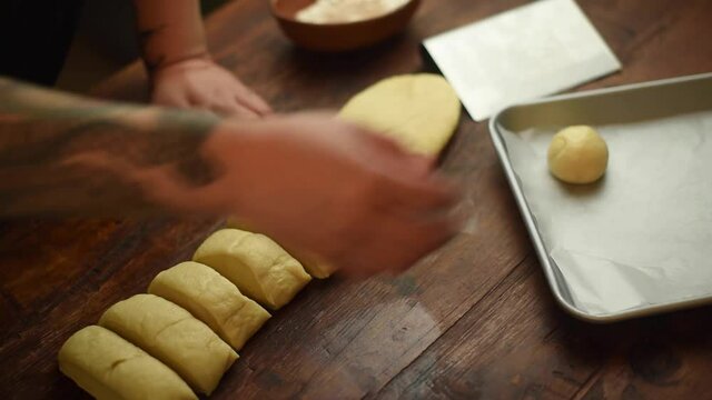 elaboraci&oacute;n de pan de muerto amasado dulce mexicano panaderia porcionado piezas