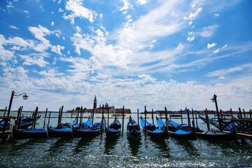 Fototapeta na wymiar Baia della laguna di venezia con ormeggiate le gondole veneziane
