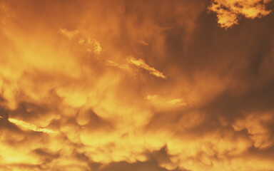 Fototapeta na wymiar Cloudy and orange sky before sunset