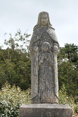 Fototapeta na wymiar Statue de granit , la vierge et l'enfant .