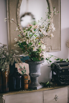 Flower arrangement with sping flowers