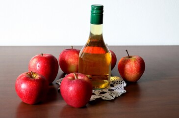 Bottiglia di aceto di mele e mele rosse fresche