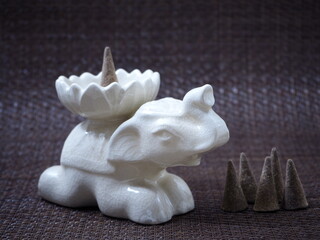 象のお香立てとコーン香
