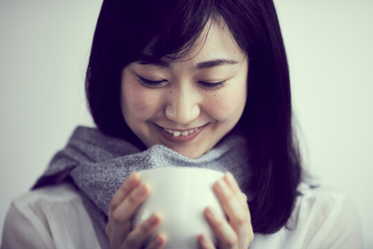 カップを持つ女性