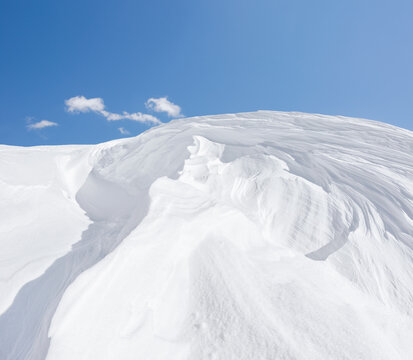 Snowdrift with a wave form