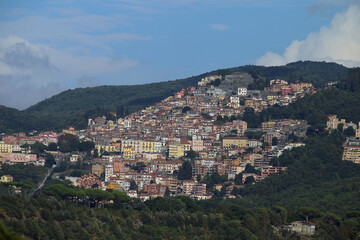 Castel Gandolfo, Italia - 24 settembre 2020: Panorama di Rocca di Papa vista da Castel Gandolfo