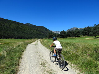 Fototapeta na wymiar cycliste en montagne à vélo