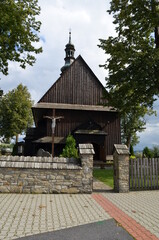 Drewniany kościołek na Obidowej w Chabówce z zewnątrz latem, Podhale, Polska