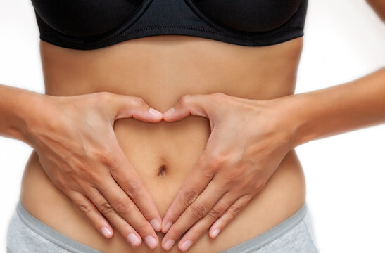 love your body, aime ton corps, mains en c&oelig;ur sur le ventre