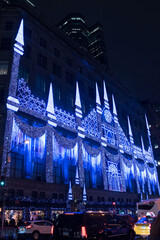 lumières et décorations de noël sur une façade de nuit à new york  