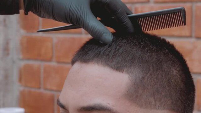 Maquina marcadora de barbero marcando frente del modelo