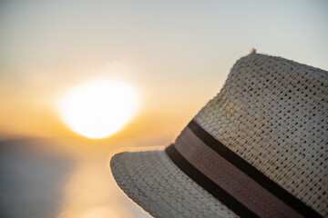 sombrero de playa con atardecer de fondo