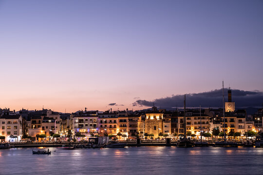 pueblo de Cambrils al anochecer