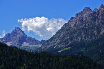 Fototapeta na wymiar Lechtal, Österreich, Tirol, Blick zum Hochvogel und Roßkarspitze