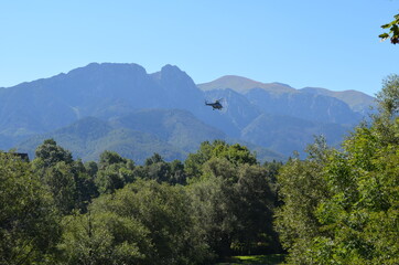 Śmigłowiec Tatrzańskiego Pogotowia Ratunkowego w Tatrach, powracający do szpitala w Zakopanem