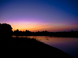 Obraz premium Sonnenuntergang in Frankfurt Fechenheim am Mainbogen