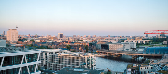 Stadtansicht von Berlin. Panorama Blick über die Stadt nach Süd Osten am Abend.  © Jarama