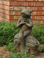 Fototapeta na wymiar Stone frog in the garden 