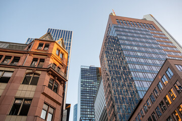 Blick nach oben auf Hochhäuser im Bankenviertel von Frankfurt
