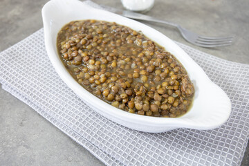 plat de lentilles cuisiné sur une table