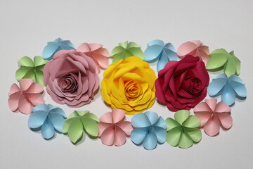 折り紙で作った手作りのバラの花