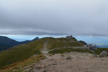 Widok na obserwatorium na Kasprowym Wierchu ze szlaku na grani, Tatry, Polska © Ewa