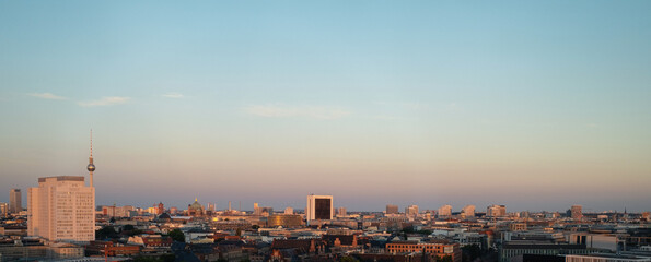 panorama blick in richtung osten über Berlin am abend. Aussicht auf Regierungsviertel, Charité...