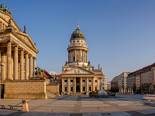 gendarmenmarkt in berlin mitte. Blick auf Konzerthaus Berlin und den Französicher Dom am morgen.