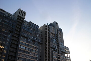 Multi-storey building at an acute angle