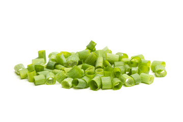 Cebolla verde cortanda en trozos pequeños sobre un fondo blanco liso y aislado. Montón de...