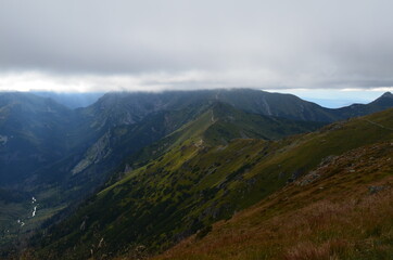 Tatry, widok z Kasprowego Wierchu na Tatry Słowackie po południu późnym latem