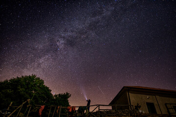 indicando la Via Lattea