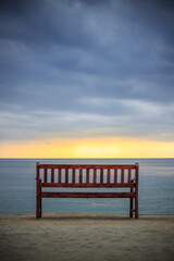 Fototapeta na wymiar ビーチとベンチ　孤独なイメージ
