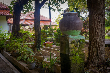 Obraz premium A barrel made of earth. Filled water in the countryside. Javanese tradition