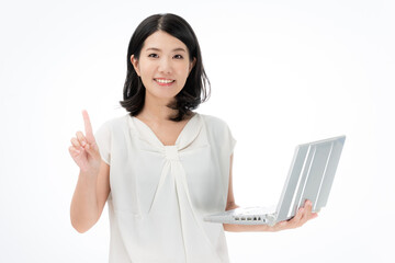 ノートパソコンを持った女性