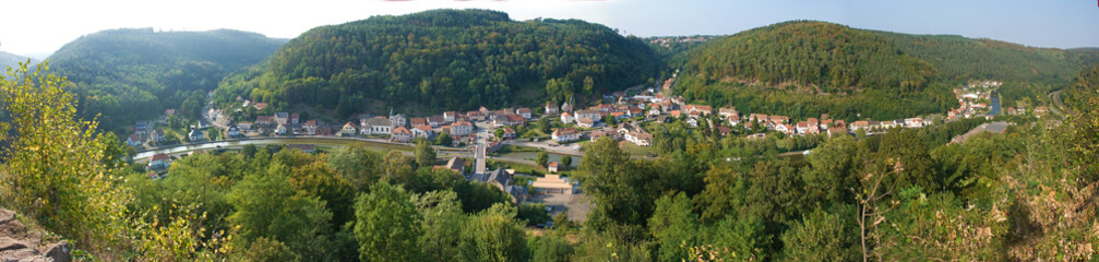 Fototapeta na wymiar Lutzelbourg in der Region Grand Est von oben, Panorama
