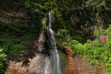 Fototapeta na wymiar Sankenbach Wasserfall bei Baiersbronn im Schwarzwald, Deutschland im sonnigen Sommer mit wenig Wasser