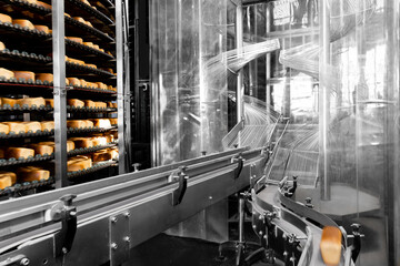 Automatic production line Baked breads from hot oven