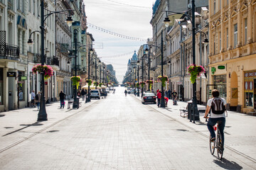 Łódź miasto droga ulica kamienice ludzie turyści
