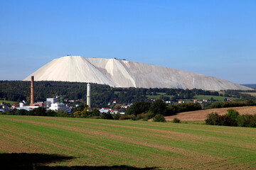 K + S Fabrik mit wachsenden  Abraumhalden aus Salz. Unterbreizbach, Thueringen, Deutschland, Europa
